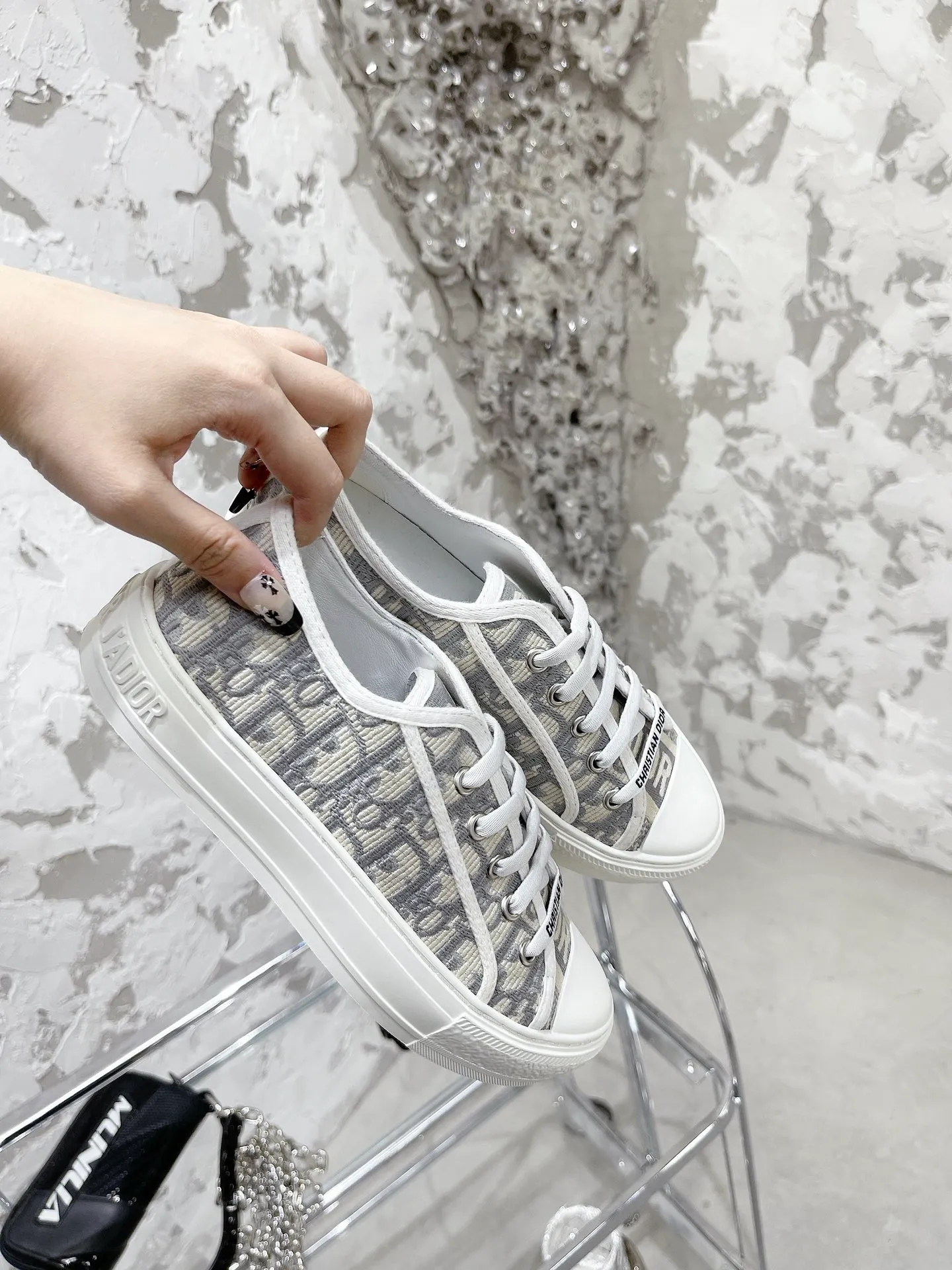 👟👟Ex-factory price 480👟👟 Women's Shoes Women's Clothing Women's Shoes Women's Clothes WALK N DIOR Embroidered Canvas Shoes Flat Casual Shoes Valentine's Day Limited Edition Sneakers Series Cotton Silk Double-sided Three-dimensional Embroidery, Authentic Stores Rush to Order Hot Sale, Ins Star Internet Celebrity Concave Style Show.  All materials of this shoe are original molds, right down to the hardware, laces, outsole, 👟👟 ex-factory price U mid-pad... The upper fabric is made of double-sided pure cotton silk three-dimensional electric embroidery. Each style looks colorful, but it does not make it difficult to match clothes. The entire series is like a piece of handicraft, unique!  ▪️Inner lining: full-grain mixed sheep silk sheepskin ▪️Foot pads: imported cowhide of the same color, comfortable to the feet ▪️My last style is exactly the same as Z👟👟 ex-factory price, welcome to compare. My color matching is complete, and the counter has a full set of packaging. Code number: 35-40 (women's model 41 is custom-made and cannot be returned or exchanged)
